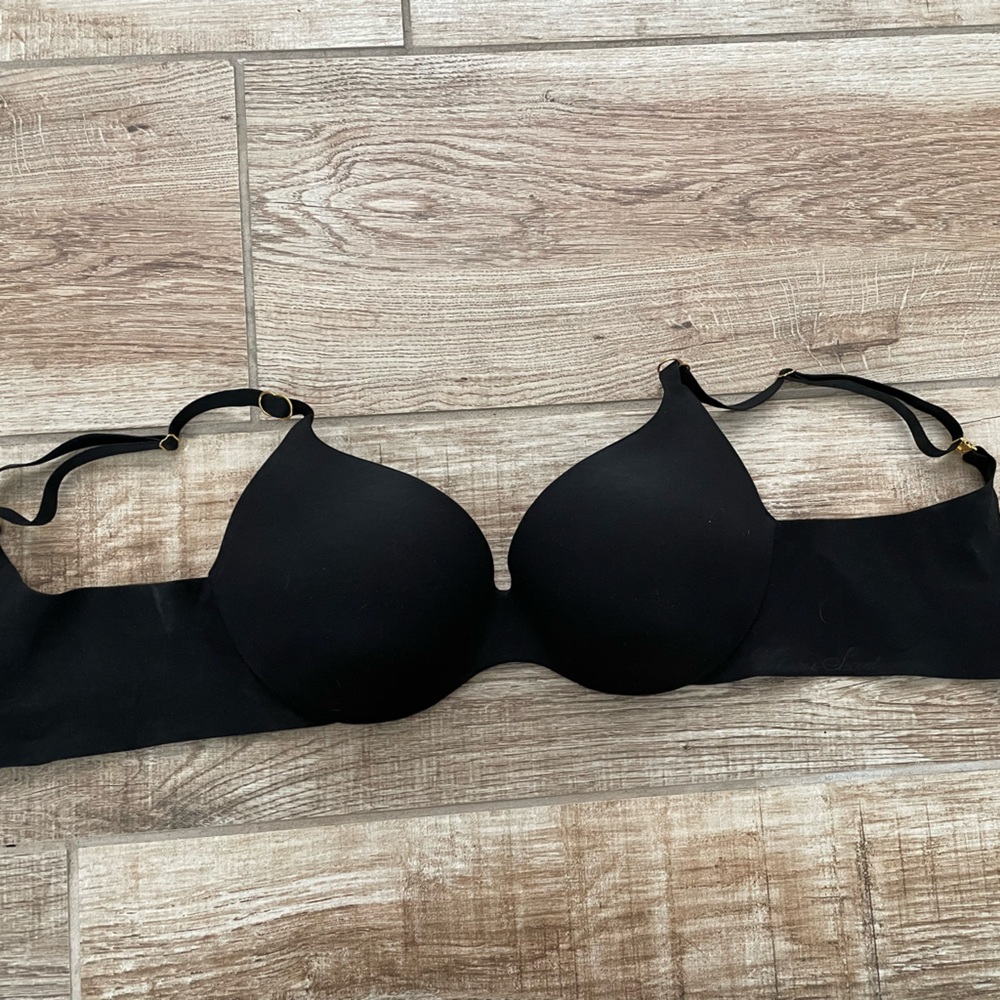 Victoria’s Secret incredible bra, 34D, color is black
